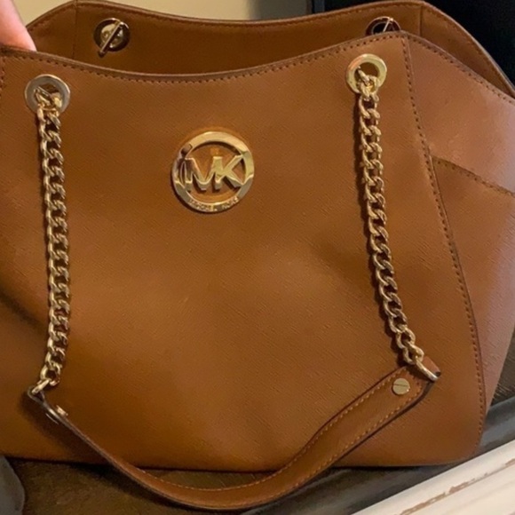 MICHAEL KORS Large Jet Set Saffiano Leather Tote with Gold Hardware - Picture 2 of 12